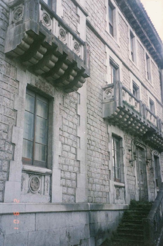 Escalinata de acceso al palacio, y su fachada principal