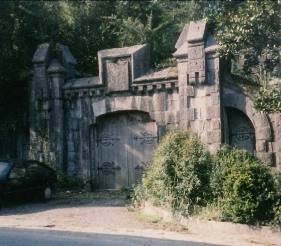 Pórtico de entrada a la finca abandonada de «El Castañal» y al Palacio